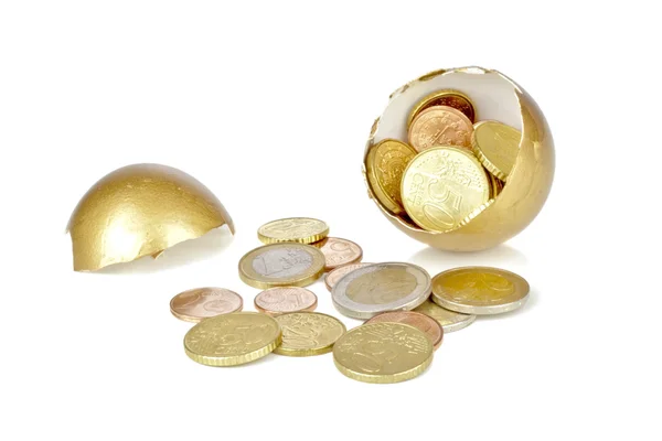 Зламане золоте яйце з монетами євро — стокове фото