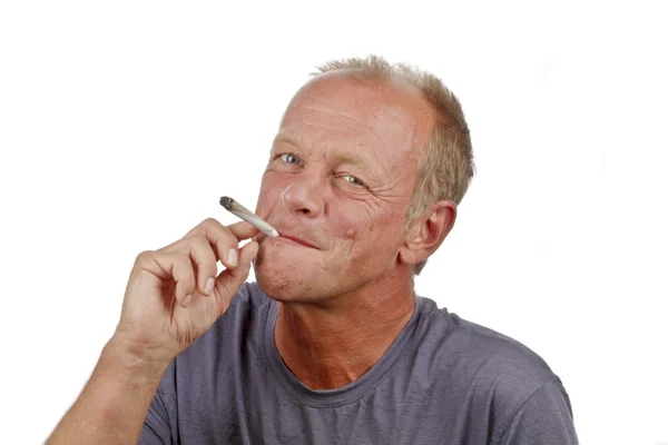 Člověk se těší kouří cigaretu — Stock fotografie