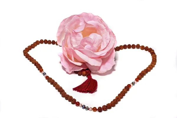 Rose rose et perles de rudraskha — Photo