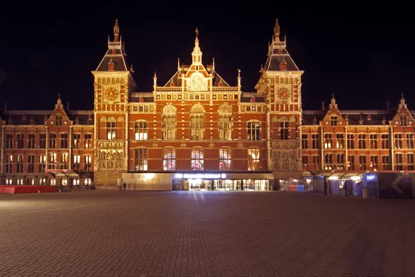 Amsterdam Centraal Station nachts in Nederland — Stockfoto