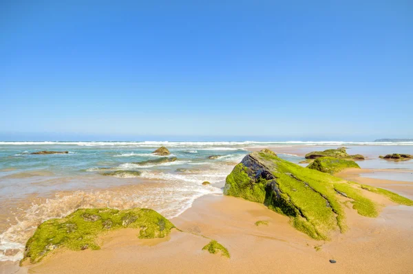 Costa sur rocosa cerca de Lagos en Portugal — Foto de Stock