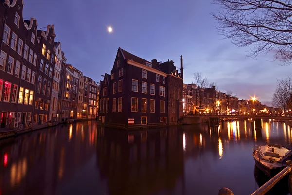 Ámsterdam por la noche en los Países Bajos — Foto de Stock