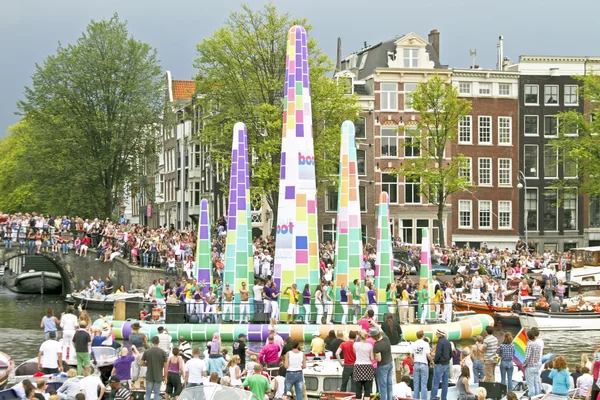 Cultuur boot die won de eerste prijs deelneemt aan canal parade op homo trots weekend — Stockfoto
