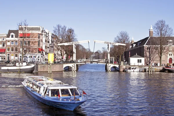 Живописный город Амстердам в Нидерландах — стоковое фото