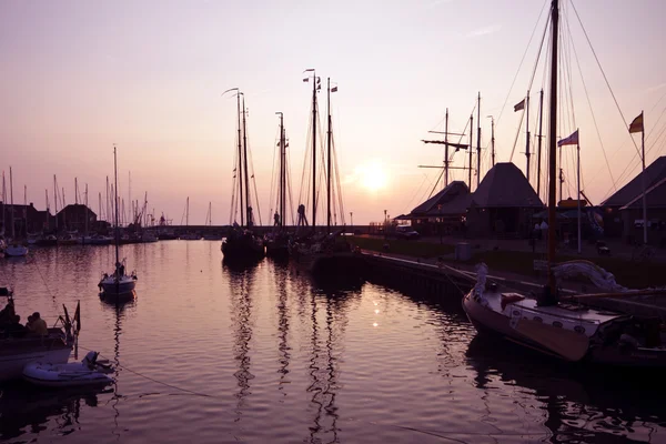 Krásný fialový západ slunce v přístavu marken v Nizozemsku — Stock fotografie