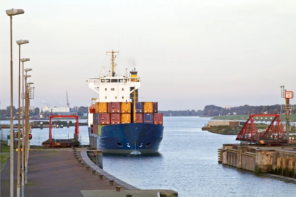 エイマイデン オランダ港で貨物船 — ストック写真