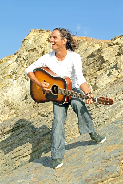 Gitara gracz na skałach — Zdjęcie stockowe