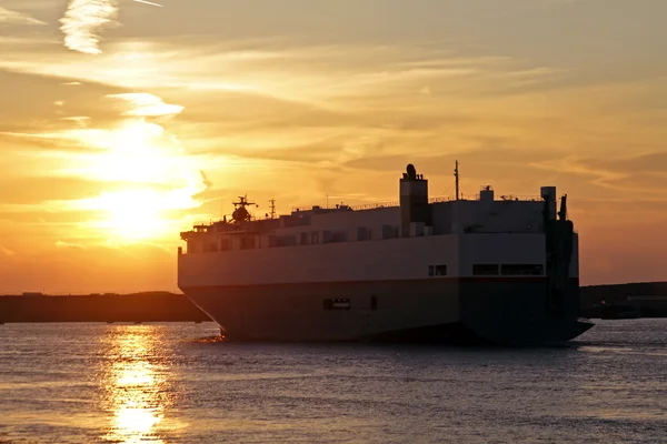 Lastfartyg cruising i solnedgången i Nederländerna — Stockfoto