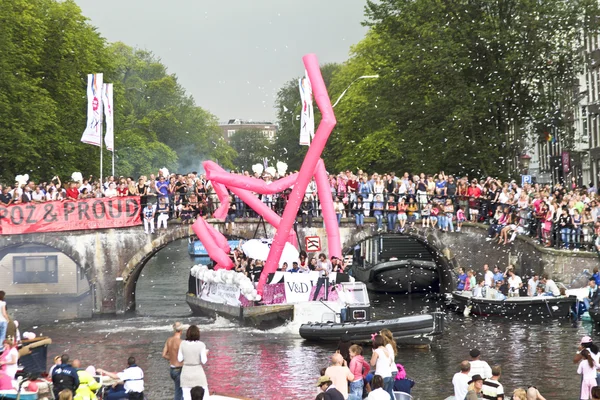 Flutuantes participam do Canal Parade no fim de semana do Orgulho Gay — Fotografia de Stock