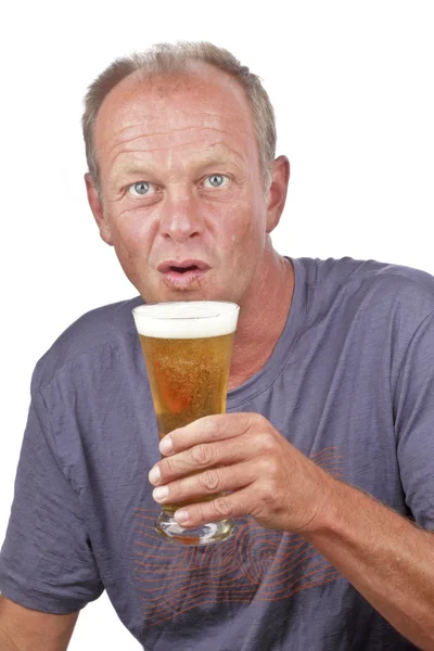 Man dricker ett glas öl — Stockfoto