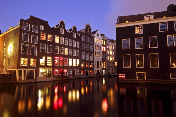 Amesterdão à noite nos Países Baixos — Fotografia de Stock