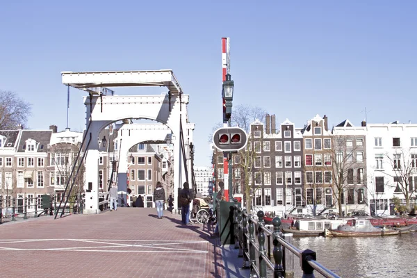 Cityscenic de Amsterdã com a ponte Thiny — Fotografia de Stock