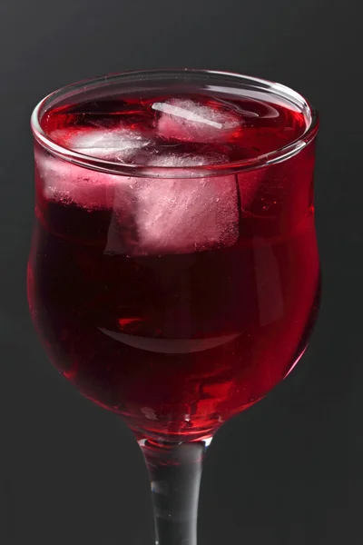 Kırmızı şarap cam buz küpleri ile — Stok fotoğraf