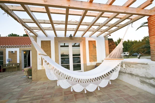 Hangmat op terras van bungalow — Stockfoto