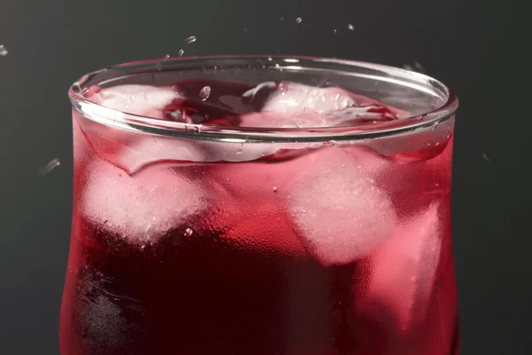 Rotweinglas mit Eiswürfeln — Stockfoto