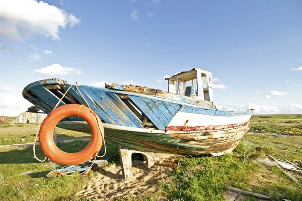 Een schipbreuk in de haven van lagos portugal — Stockfoto