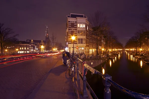 Амстердамі вночі в Нідерландах — стокове фото