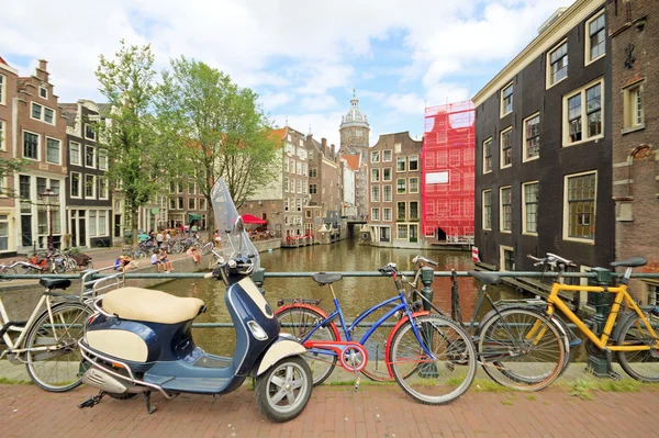 在荷兰的阿姆斯特丹市和到处自行车 — 图库照片