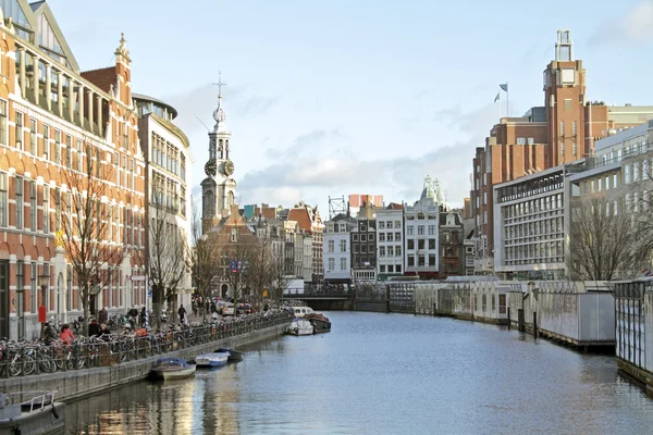 Amsterdam city center i Nederländerna med munt-tornet — Stockfoto