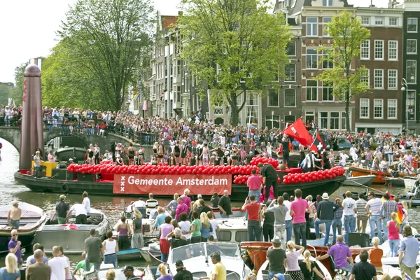 Amsterdam tekne canal geçit töreninde gay pride hafta sonları katılır. — Stok fotoğraf