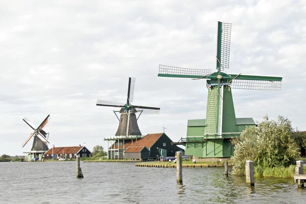 Větrné mlýny v zaanse schans v Nizozemsku — Stock fotografie