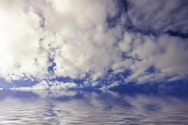 Невероятная облачность на Эйсселмер в Нидерландах — стоковое фото