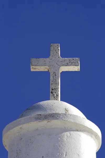 Λευκό σταυρό σε ένα παρεκκλησι — Φωτογραφία Αρχείου