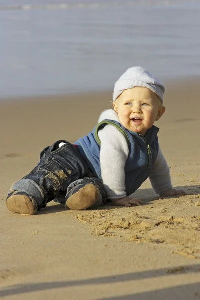 Χαριτωμένο μικρό αγοράκι στην παραλία — Φωτογραφία Αρχείου