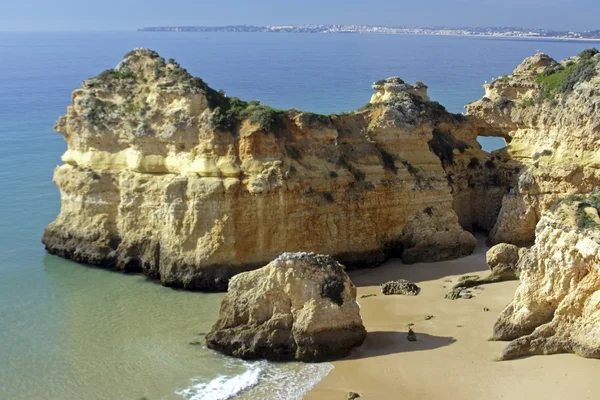 Horniny v praia da rocha poblíž portimao v Portugalsku — Stock fotografie