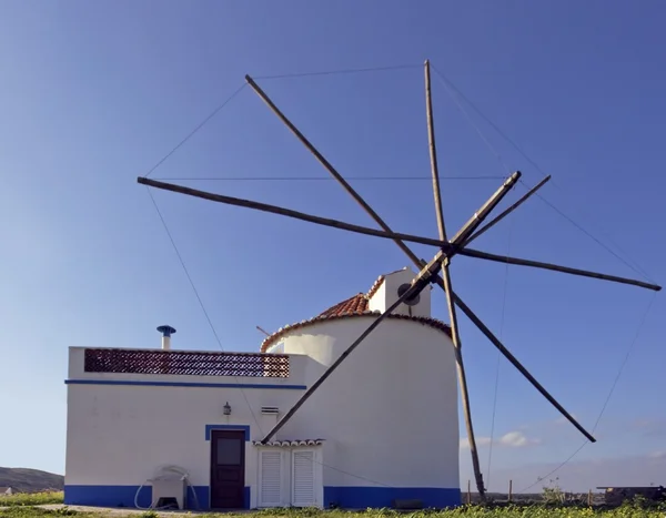Mulino a vento tradizionale portoghese — Foto Stock