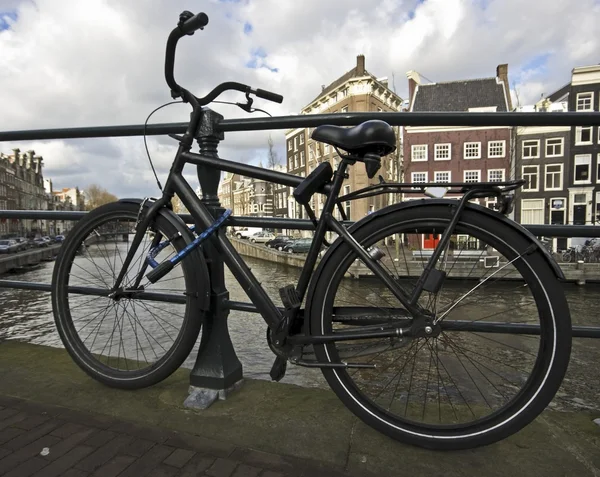 Bicicleta preta acorrentado — Fotografia de Stock