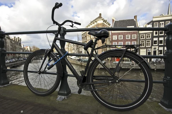 Negro bicicleta encadenada —  Fotos de Stock