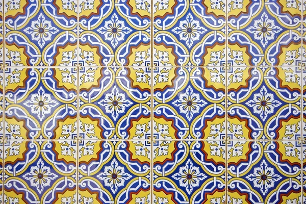 Patrón de azulejos en azul, amarillo y blanco en Portugal — Foto de Stock