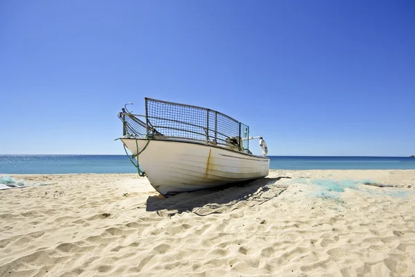 Fisherboat on the beach — Stock Photo, Image