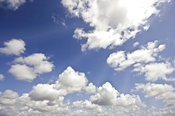 Mooie cloudshape met zonnestralen en blauwe hemel — Stockfoto
