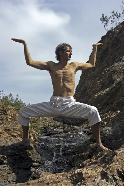 Йога на скалах — стоковое фото