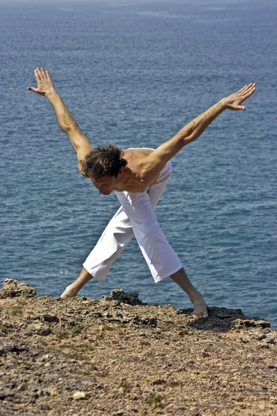 Yoga sur les rochers — Photo