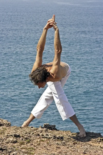 Yoga auf den Felsen — Stockfoto