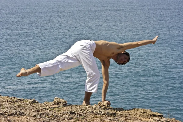 Yoga op de rotsen — Stockfoto