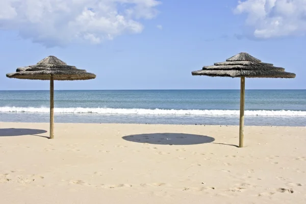 Sombrillas en verano en la playa — Foto de Stock
