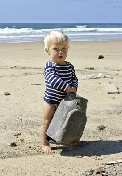 Söt baby boy spelar på stranden i sommar — Stockfoto