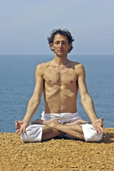 Yoga auf den Felsen — Stockfoto