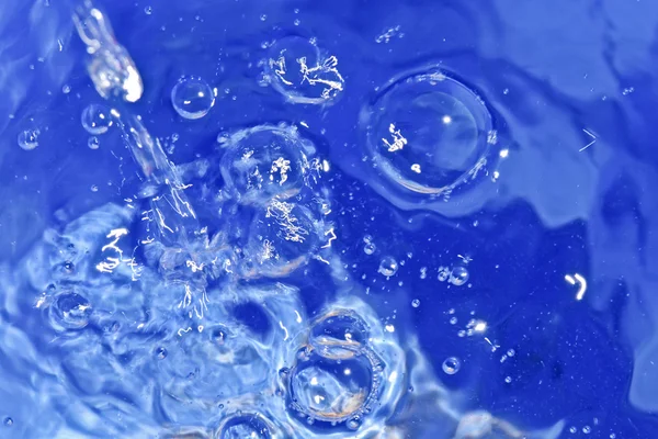 Чистая вода, льющаяся в синее ведро — стоковое фото