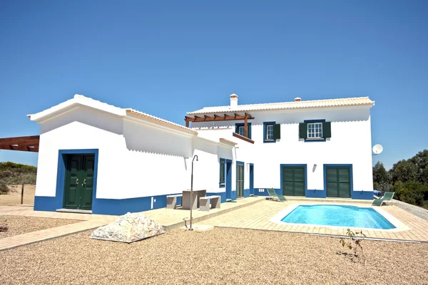 Bela casa de campo com piscina no Algarve em Portugal — Fotografia de Stock