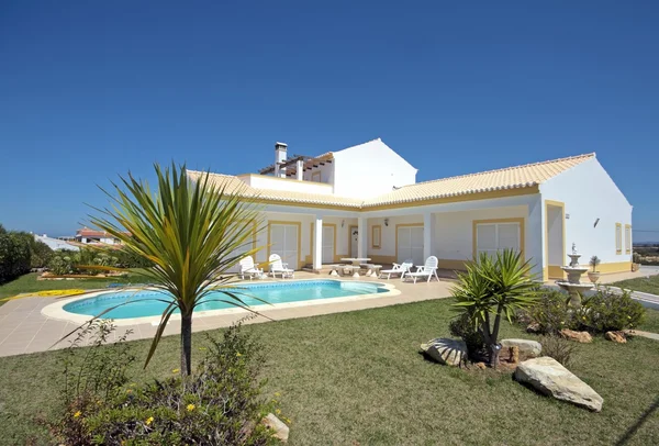 Bela casa de campo com piscina em Portugal — Fotografia de Stock