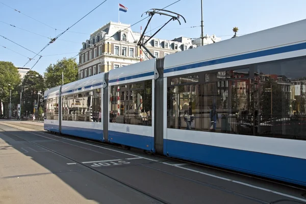 Tramvaj ve vnitřním městě Amsterdamu v Nizozemsku — Stock fotografie