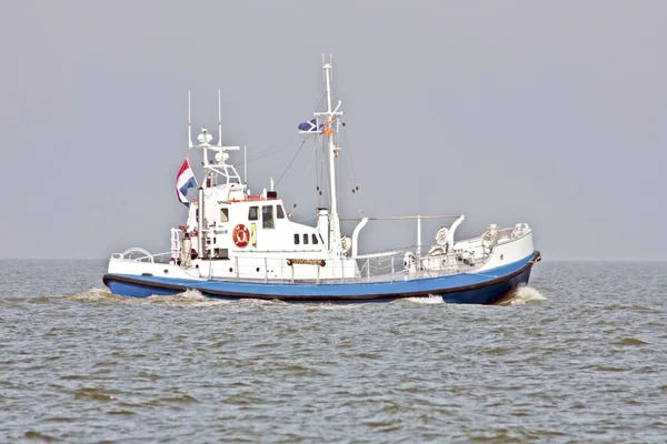 Rimorchiatore sull'IJsselmeer nei Paesi Bassi — Foto Stock