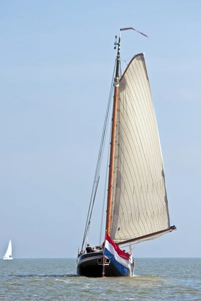 Traditionelle Segelbootfahrt auf dem Ijsselmeer in den Niederlanden — Stockfoto