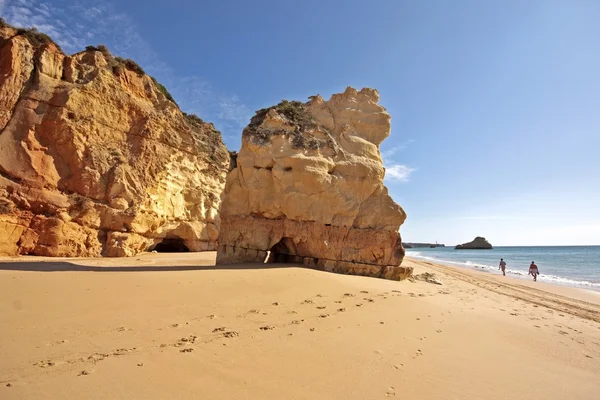 Rocha enorme na Praia da Rocha em Portugal — Fotografia de Stock