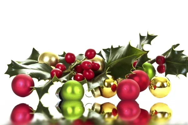 Holly berry e bolas de Natal — Fotografia de Stock